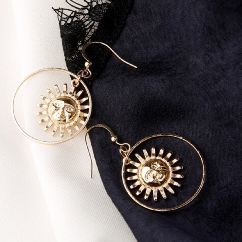 βοΈGolden Sun π Pendent Earrings - Picture 4 of 8